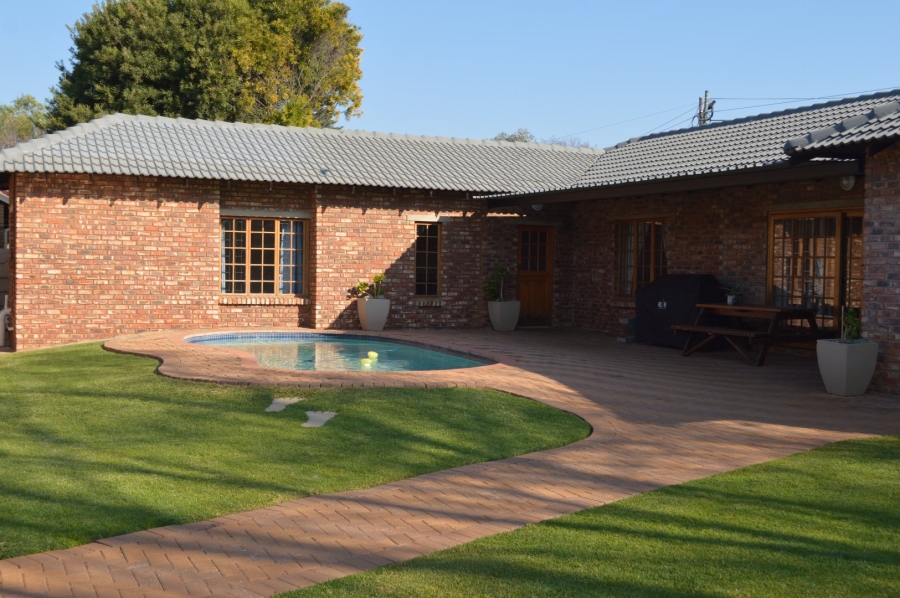 6 Bedroom Property for Sale in Flamwood North West